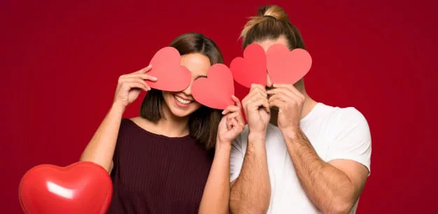 couple-saint-valentin-tenant-symbole-du-coeur